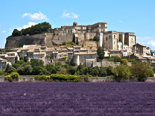 Village provenal de Grignan dans la drme en France